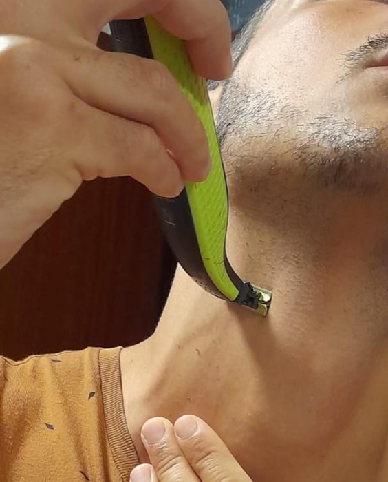 Kunde bei der Anwendung des Philips OneBlade am Hals